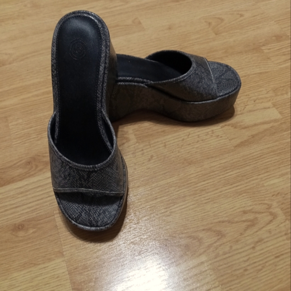 Urban Outfitters snakeskin pattern platform wedges. EUC.  Size 7.